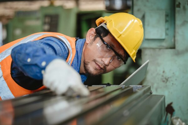 asian-engineer-worker-intends-to-work-professionally-in-the-steel-industry-high-precision