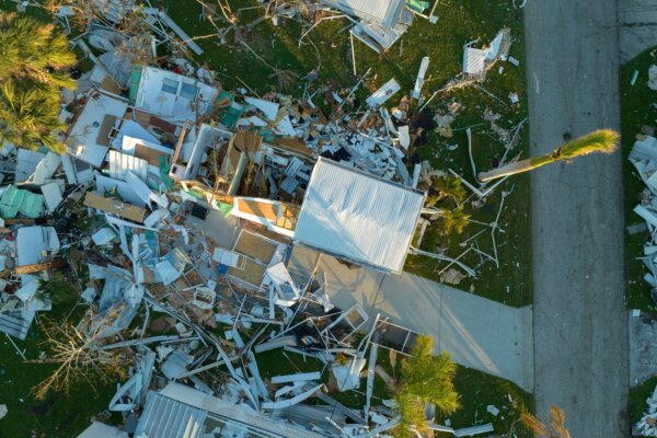 badly-damaged-mobile-homes-after-hurricane-ian-in-florida-residential-area-