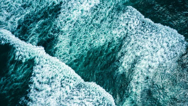 drone-view-over-ocean-waves-on-summer-sunny-day-top-view-to-the-beautiful-green-atlantic-ocean-