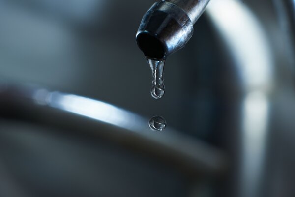 reverse-osmosis-filter-tap-closeup-with-dripping-water-drop-