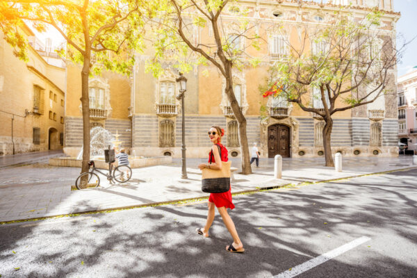 woman-traveling-in-valencia-city-2026-03-24-08-50-43-utc-2048×1367-1