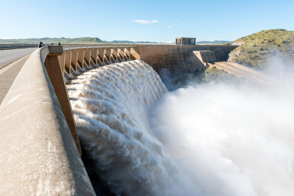 tourists-watching-the-gariep-dam-overflowing-2026-03-16-06-16-29-utc-2048×1367-1