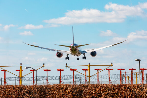 airplane-landing-at-heathrow-airport-in-london-2026-03-16-23-32-49-utc-2048×1365-1