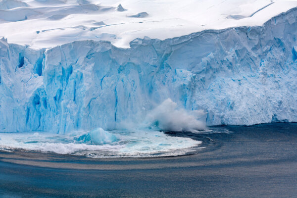 glacier-ice-falls-into-the-ocean-waters-2026-09-24-09-18-53-utc-2048×1365-1
