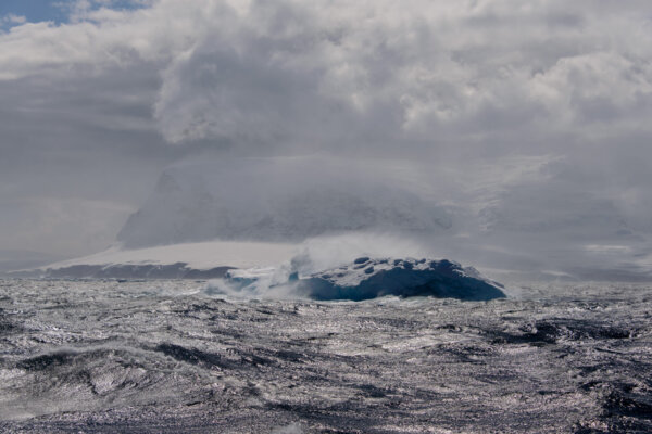 iceberg-in-antarctic-sea-2026-01-09-14-52-21-utc-2048×1367-1