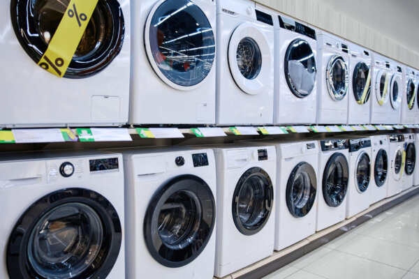 washing-machines-lined-up-in-an-appliance-store-2026-09-22-03-24-02-utc-2048×1366-1
